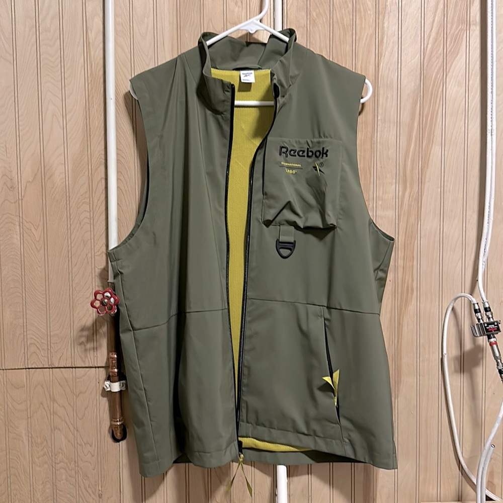 Reebok Vest. M. 💚.